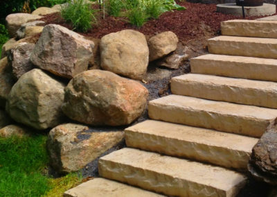 Escalier et aménagement de pierres naturelles
